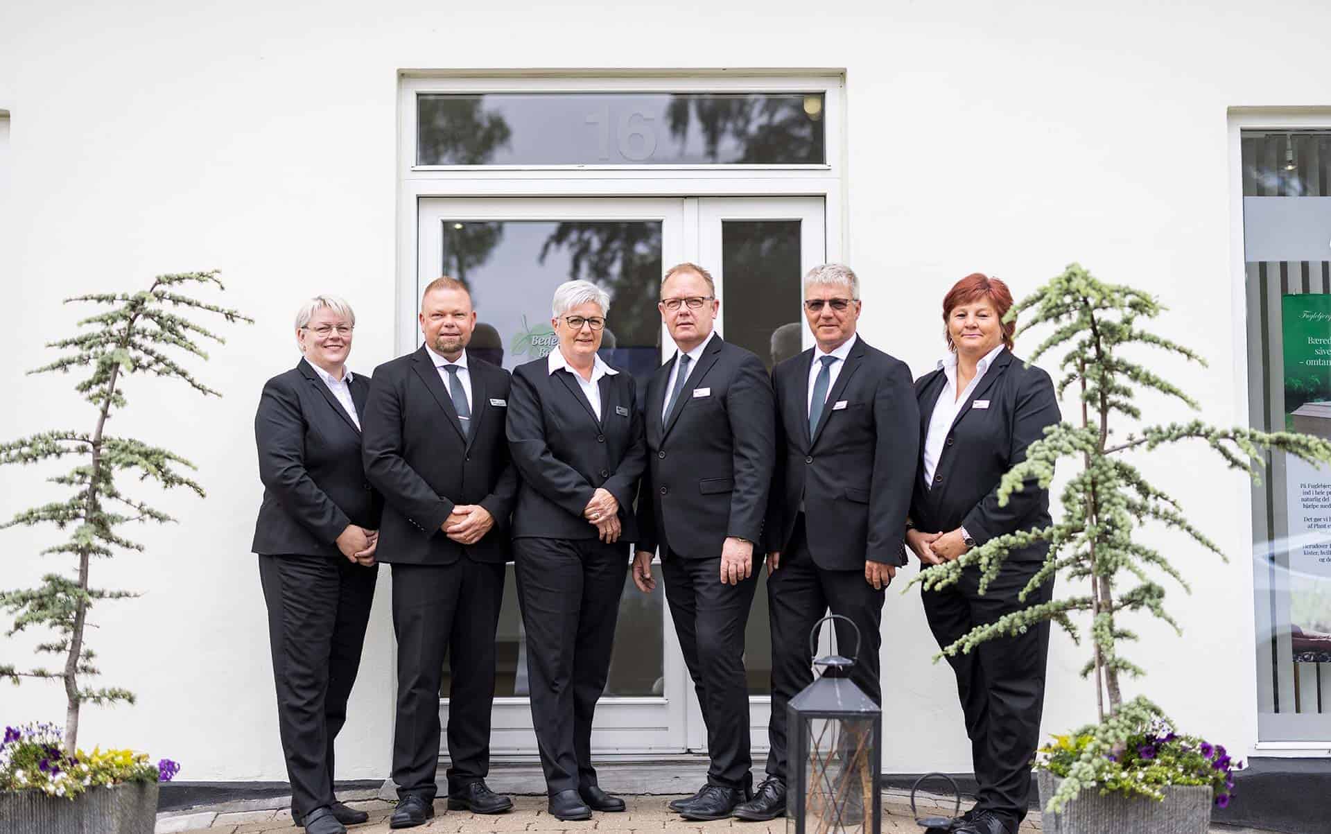 seks velklædte bedemænd